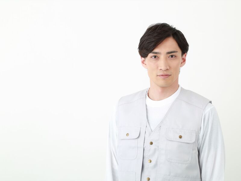 カメラを見つめる職人